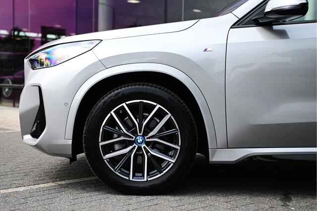 BMW iX1 eDrive20 M Sport / Sportstoelen / Comfort Access / Achteruitrijcamera / Adaptieve LED / Stoelverwarming