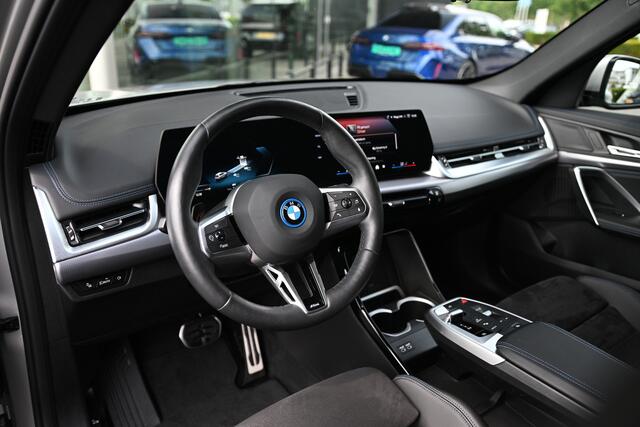 BMW iX1 eDrive20 M Sport / Sportstoelen / Comfort Access / Achteruitrijcamera / Adaptieve LED / Stoelverwarming