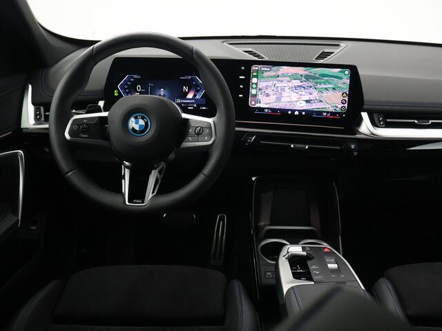 BMW iX1 eDrive20 67 kWh M-SPORT *46 KM NIEUW* + PANORAMA | PREMIUM | 19 INCH | M-REMMEN