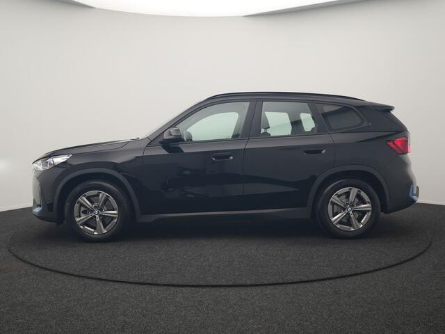 BMW iX1 xDrive30 67 kWh 313pk Dealer O.H. | Trekhaak Af Fabriek | Camera | Adaptief M Onderstel | Voorstoelen Verwarmd | Blis | Keyless | Apple Carplay | Adaptive LED | Sfeerverlichting | Widescreen Navi | DAB |