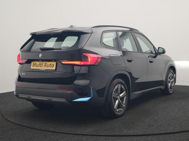 BMW iX1 xDrive30 67 kWh 313pk Dealer O.H. | Trekhaak Af Fabriek | Camera | Adaptief M Onderstel | Voorstoelen Verwarmd | Blis | Keyless | Apple Carplay | Adaptive LED | Sfeerverlichting | Widescreen Navi | DAB |