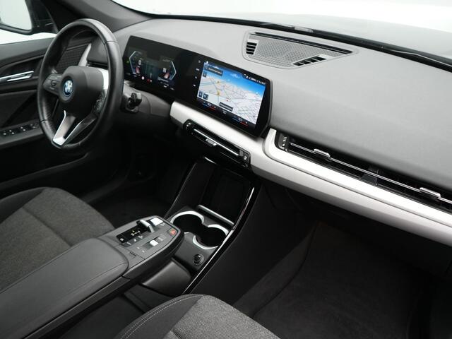BMW iX1 xDrive30 67 kWh 313pk Dealer O.H. | Trekhaak Af Fabriek | Camera | Adaptief M Onderstel | Voorstoelen Verwarmd | Blis | Keyless | Apple Carplay | Adaptive LED | Sfeerverlichting | Widescreen Navi | DAB |