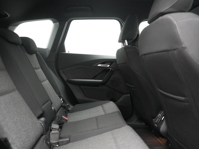 BMW iX1 xDrive30 67 kWh 313pk Dealer O.H. | Trekhaak Af Fabriek | Camera | Adaptief M Onderstel | Voorstoelen Verwarmd | Blis | Keyless | Apple Carplay | Adaptive LED | Sfeerverlichting | Widescreen Navi | DAB |