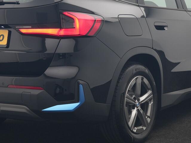 BMW iX1 xDrive30 67 kWh 313pk Dealer O.H. | Trekhaak Af Fabriek | Camera | Adaptief M Onderstel | Voorstoelen Verwarmd | Blis | Keyless | Apple Carplay | Adaptive LED | Sfeerverlichting | Widescreen Navi | DAB |