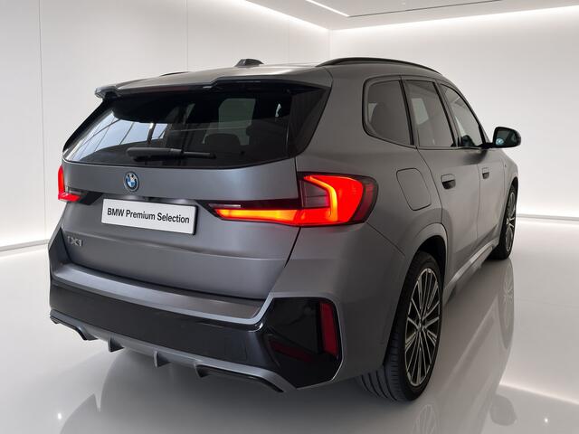 BMW iX1 eDrive20 67 kWh M-Sport | Panorama | 20" | Massage | Head-Up | Stoelverwarming