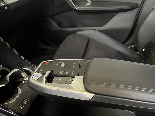 BMW iX1 eDrive20 67 kWh M-Sport | Panorama | 20" | Massage | Head-Up | Stoelverwarming