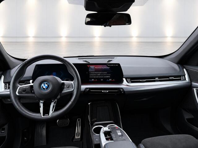 BMW iX1 xDrive30 67 kWh M-Sport pakket | Premium Pack | All-in prijs incl. 12 mnd BOVAG garantie | Aviloo Accutest