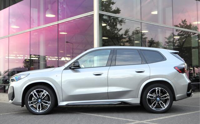 BMW iX1 xDrive30 M Sport Automaat / Panoramadak / Trekhaak / Sportstoelen / Comfort Access / Adaptieve LED / Head-Up / Harman-Kardon