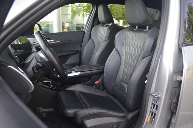 BMW iX1 xDrive30 M Sport Automaat / Panoramadak / Trekhaak / Sportstoelen / Comfort Access / Adaptieve LED / Head-Up / Harman-Kardon