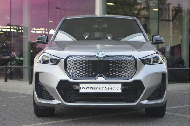 BMW iX1 xDrive30 M Sport Automaat / Panoramadak / Trekhaak / Sportstoelen / Comfort Access / Adaptieve LED / Head-Up / Harman-Kardon