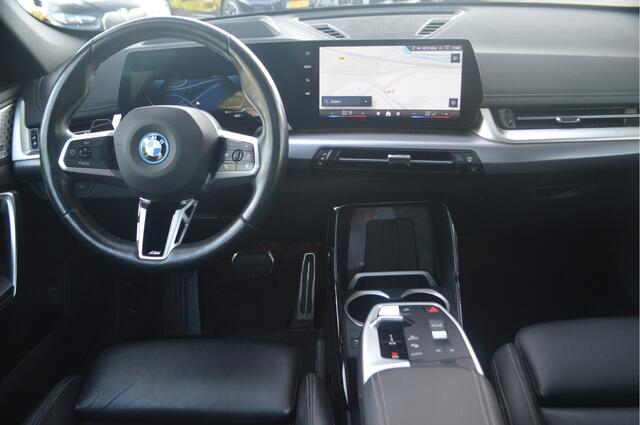 BMW iX1 xDrive30 M Sport Automaat / Panoramadak / Trekhaak / Sportstoelen / Comfort Access / Adaptieve LED / Head-Up / Harman-Kardon