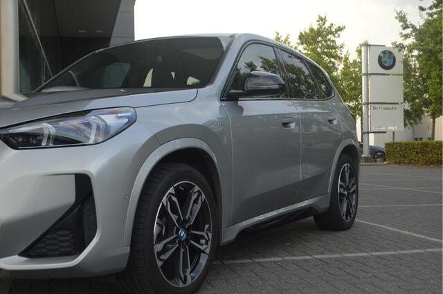 BMW iX1 xDrive30 M Sport Automaat / Panoramadak / Trekhaak / Sportstoelen / Comfort Access / Adaptieve LED / Head-Up / Harman-Kardon