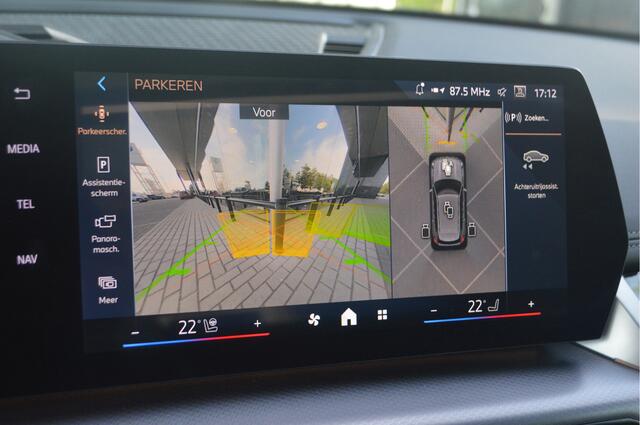 BMW iX1 xDrive30 M Sport Automaat / Panoramadak / Trekhaak / Sportstoelen / Comfort Access / Adaptieve LED / Head-Up / Harman-Kardon