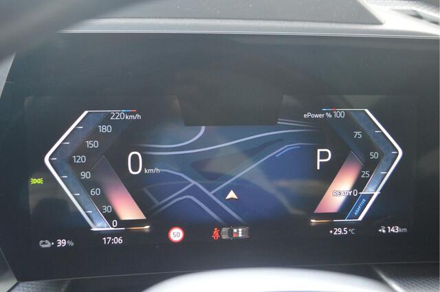 BMW iX1 xDrive30 M Sport Automaat / Panoramadak / Trekhaak / Sportstoelen / Comfort Access / Adaptieve LED / Head-Up / Harman-Kardon