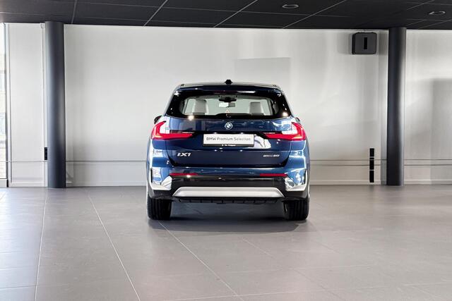 BMW iX1 eDrive20 67 kWh | X Line | Stoelverwarming | Head-Up Display | Comfort Access |