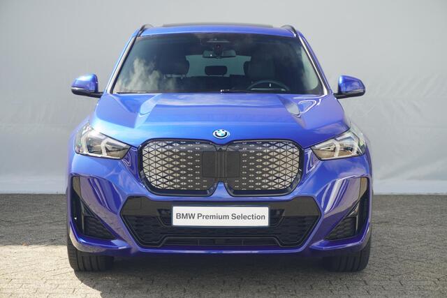 BMW iX1 eDrive20 | M Sportpakket | Panoramadak | Head-Up Display | Trekhaak | Comfort Access