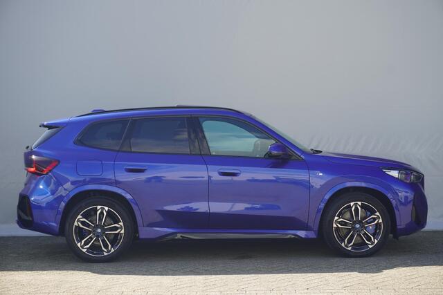 BMW iX1 eDrive20 | M Sportpakket | Panoramadak | Head-Up Display | Trekhaak | Comfort Access