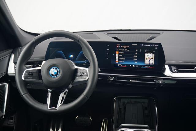 BMW iX1 eDrive20 | M Sportpakket | Panoramadak | Head-Up Display | Trekhaak | Comfort Access
