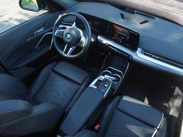 BMW iX1 xDrive30 67 kWh Panoramadak | Camera | Sfeerverlichting | Apple Carplay | Sportstoelen | NL-Auto |