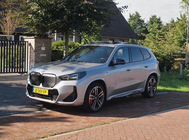 BMW iX1 xDrive30 67 kWh Panoramadak | Camera | Sfeerverlichting | Apple Carplay | Sportstoelen | NL-Auto |