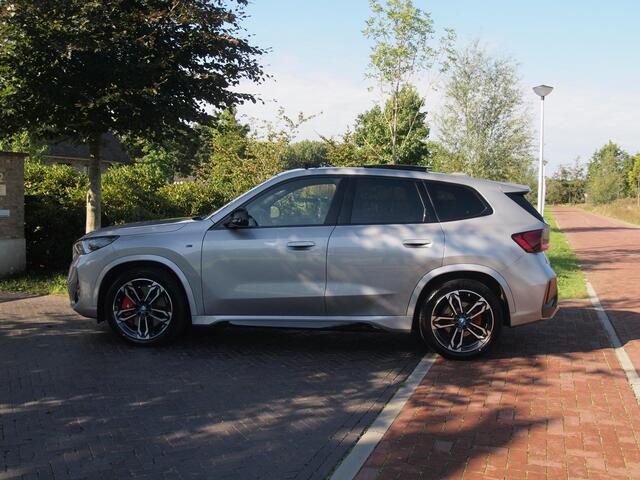 BMW iX1 xDrive30 67 kWh Panoramadak | Camera | Sfeerverlichting | Apple Carplay | Sportstoelen | NL-Auto |