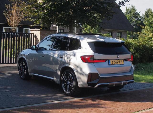 BMW iX1 xDrive30 67 kWh Panoramadak | Camera | Sfeerverlichting | Apple Carplay | Sportstoelen | NL-Auto |