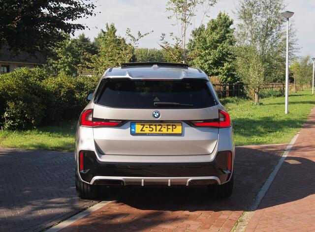 BMW iX1 xDrive30 67 kWh Panoramadak | Camera | Sfeerverlichting | Apple Carplay | Sportstoelen | NL-Auto |