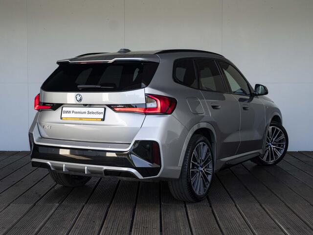 BMW iX1 xDrive30 | M Sportpakket | Driving Assistant Professional | Head Up Display | 20 inch | Harman Kardon | Trekhaak
