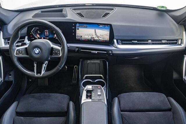 BMW iX1 xDrive30 | M Sportpakket | Driving Assistant Professional | Head Up Display | 20 inch | Harman Kardon | Trekhaak
