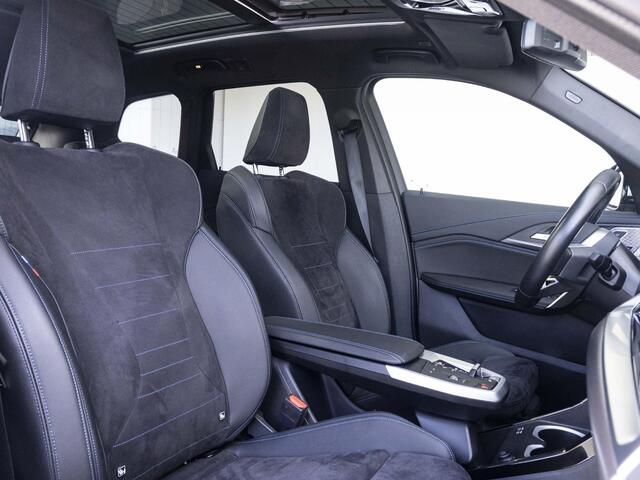 BMW iX1 xDrive30 | M Sportpakket | Driving Assistant Professional | Head Up Display | 20 inch | Harman Kardon | Trekhaak