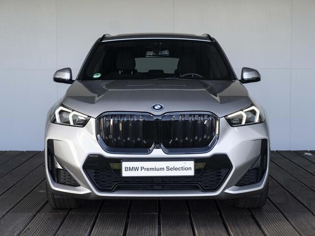 BMW iX1 xDrive30 | M Sportpakket | Driving Assistant Professional | Head Up Display | 20 inch | Harman Kardon | Trekhaak