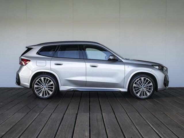 BMW iX1 xDrive30 | M Sportpakket | Driving Assistant Professional | Head Up Display | 20 inch | Harman Kardon | Trekhaak
