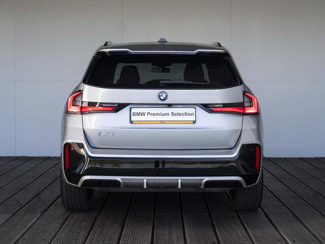 BMW iX1 xDrive30 | M Sportpakket | Driving Assistant Professional | Head Up Display | 20 inch | Harman Kardon | Trekhaak