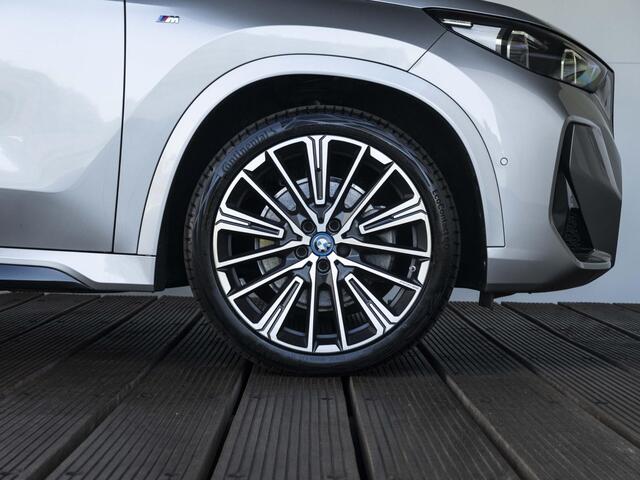 BMW iX1 xDrive30 | M Sportpakket | Driving Assistant Professional | Head Up Display | 20 inch | Harman Kardon | Trekhaak