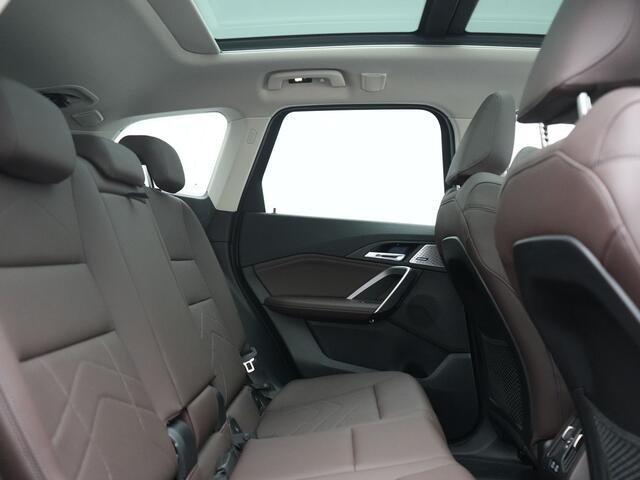BMW iX1 xDrive30 X Line 67 kWh 313pk Dealer O.H. | Trekhaak Af Fabriek | Panodak | Head Up | Adaptive Cruise | 360 Camera | Harman / Kardon | Lederen Sportstoelen Massage & Memory | Keyless | Sfeerverlichting | Stoelen & Stuur Verwarmd | Apple Carplay | Widescreen Navi | DAB | 19"L.M |