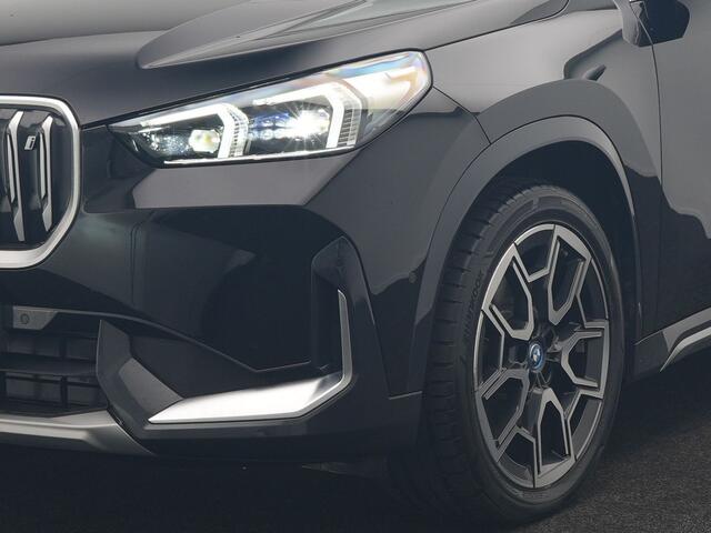 BMW iX1 xDrive30 X Line 67 kWh 313pk Dealer O.H. | Trekhaak Af Fabriek | Panodak | Head Up | Adaptive Cruise | 360 Camera | Harman / Kardon | Lederen Sportstoelen Massage & Memory | Keyless | Sfeerverlichting | Stoelen & Stuur Verwarmd | Apple Carplay | Widescreen Navi | DAB | 19"L.M |