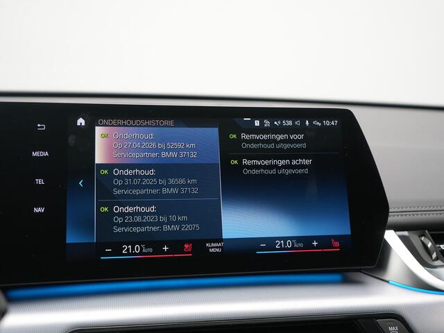 BMW iX1 xDrive30 X Line 67 kWh 313pk Dealer O.H. | Trekhaak Af Fabriek | Panodak | Head Up | Adaptive Cruise | 360 Camera | Harman / Kardon | Lederen Sportstoelen Massage & Memory | Keyless | Sfeerverlichting | Stoelen & Stuur Verwarmd | Apple Carplay | Widescreen Navi | DAB | 19"L.M |