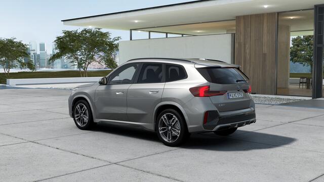 BMW iX1 eDrive20 M Sport / Sportstoelen / Achteruitrijcamera / Stoelverwarming / Getint glas / PDC