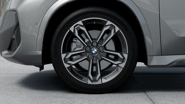 BMW iX1 eDrive20 M Sport / Sportstoelen / Achteruitrijcamera / Stoelverwarming / Getint glas / PDC