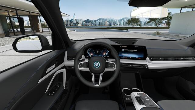 BMW iX1 eDrive20 M Sport / Sportstoelen / Achteruitrijcamera / Stoelverwarming / Getint glas / PDC