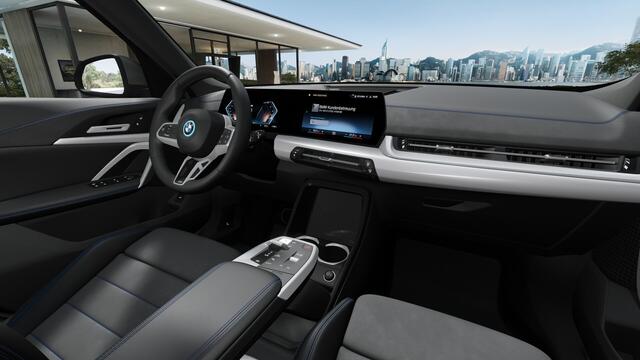 BMW iX1 eDrive20 M Sport / Sportstoelen / Achteruitrijcamera / Stoelverwarming / Getint glas / PDC