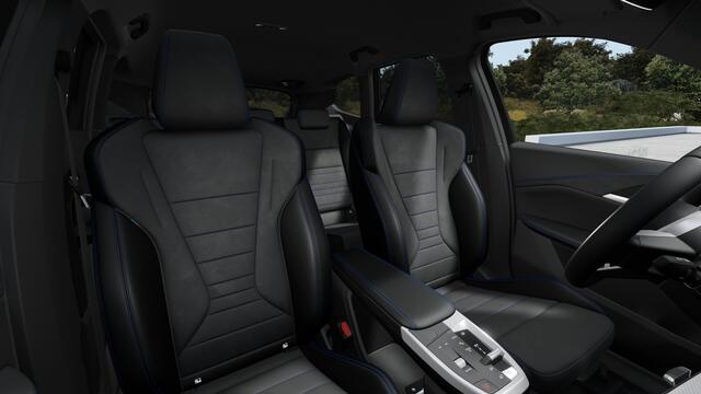 BMW iX1 eDrive20 M Sport / Sportstoelen / Achteruitrijcamera / Stoelverwarming / Getint glas / PDC
