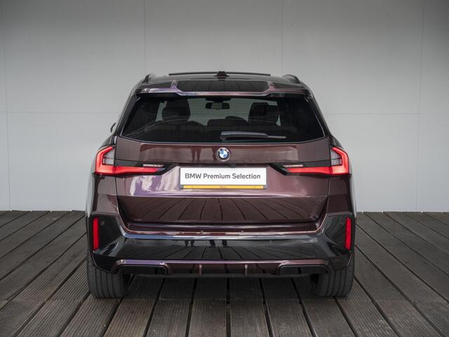BMW iX1 eDrive20 | M Sportpakket Pro | Comfort Access | Panoramadak | Harman Kardon | Voorstoelen verwarmd | 21 inch