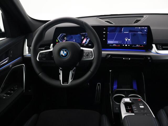 BMW iX1 eDrive20 67 kWh M SPORT EDITION *NIEUW* + TREKHAAK WEGKL. | ADAPTIVE CRUISE | 19 INCH | PREMIUM PACK