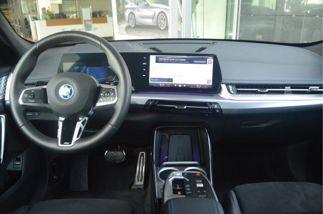 BMW iX1 eDrive20 M Sport / Trekhaak / Panoramadak / Sportstoelen / Comfort Access / Adaptieve LED / Head-Up / Harman Kardon / Parking Assistant Plus