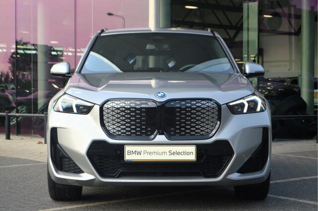 BMW iX1 eDrive20 M Sport / Trekhaak / Panoramadak / Sportstoelen / Comfort Access / Adaptieve LED / Head-Up / Harman Kardon / Parking Assistant Plus