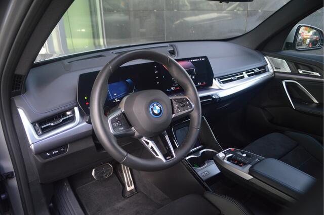 BMW iX1 eDrive20 M Sport / Trekhaak / Panoramadak / Sportstoelen / Comfort Access / Adaptieve LED / Head-Up / Harman Kardon / Parking Assistant Plus