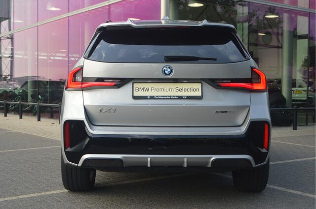 BMW iX1 eDrive20 M Sport / Trekhaak / Panoramadak / Sportstoelen / Comfort Access / Adaptieve LED / Head-Up / Harman Kardon / Parking Assistant Plus