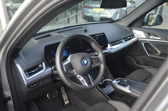 BMW iX1 eDrive20 M Sport / Trekhaak / Panoramadak / Sportstoelen / Comfort Access / Adaptieve LED / Head-Up / Harman Kardon / Parking Assistant Plus