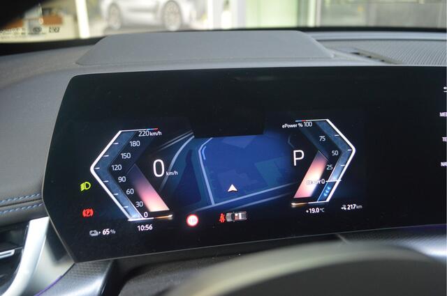 BMW iX1 eDrive20 M Sport / Trekhaak / Panoramadak / Sportstoelen / Comfort Access / Adaptieve LED / Head-Up / Harman Kardon / Parking Assistant Plus